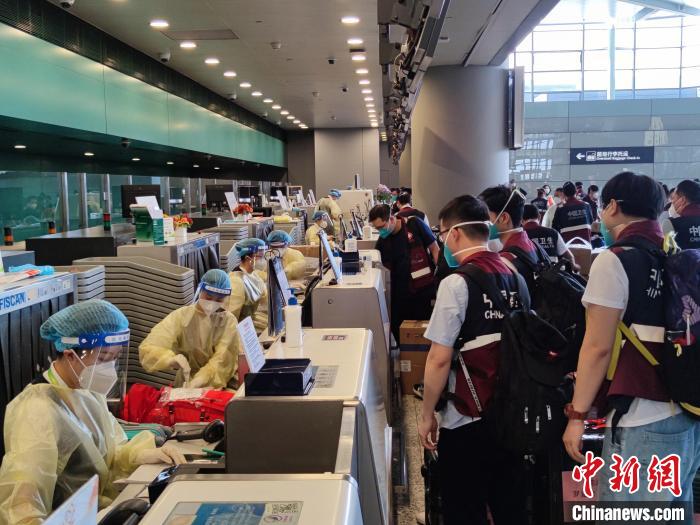 首批广东省援沪医疗队搭乘南航包机返穗 南方航空供图 首批广东省援沪医疗队搭乘南航包机返穗 南方航空供图