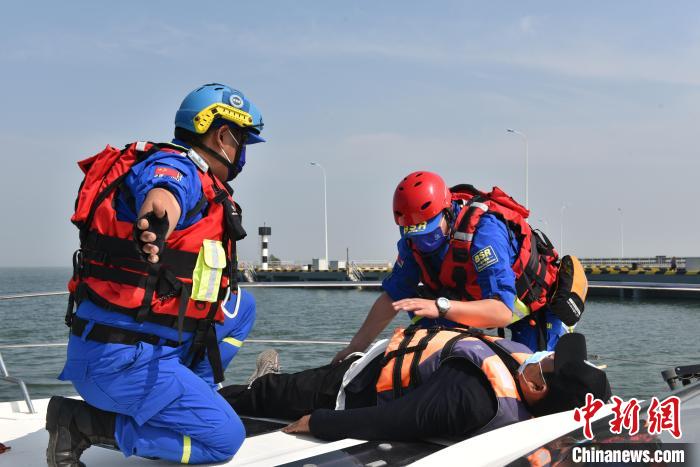17日，由生态城海上搜救分中心和东疆海事局联合推动建立的天津市首个海上游艇搜救志愿服务队成立。　东疆海事局供图