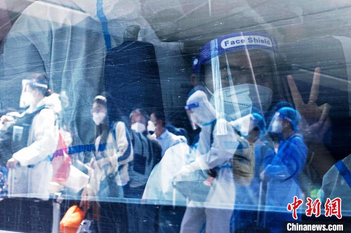 旅客在铁路上海虹桥站乘坐列车离开。　殷立勤 摄