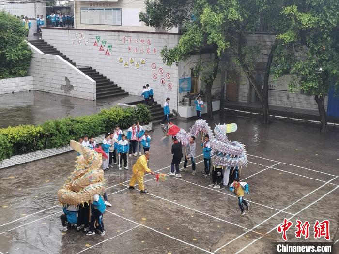 示范舞龙。　曾佐然 摄