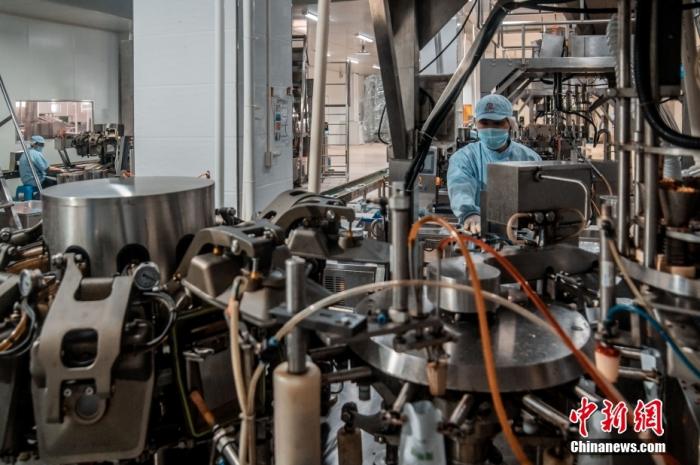 图为5月6日,在离海域不远的福建亿达食品有限公司的加工厂里,海带正被制作为精深加工的休闲食品。 <a target= 图为5月6日,在离海域不远的福建亿达食品有限公司的加工厂里,海带正被制作为精深加工的休闲食品。 <a target=