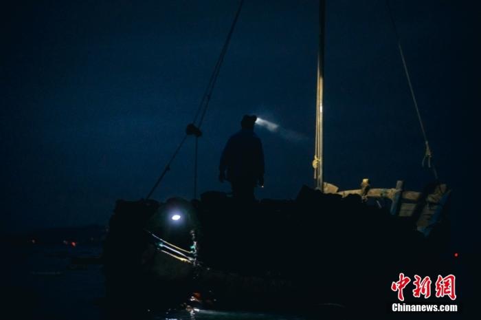 图为5月7日,渔民们半夜三点出海收割海带。 <a target= 图为5月7日,渔民们半夜三点出海收割海带。 <a target=