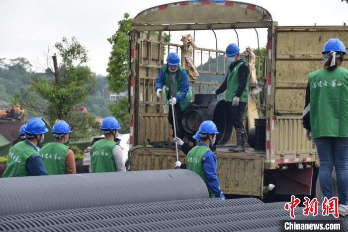 搬运材料。　华西集团供图