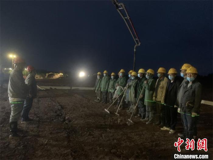 24小时无停歇连续施工。　华西集团供图