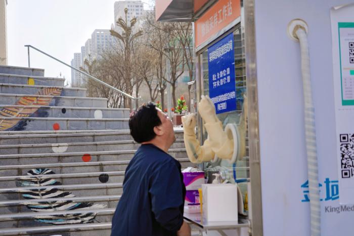 资料图为居民进行核酸检测。 马铭言 摄 资料图为居民进行核酸检测。 马铭言 摄