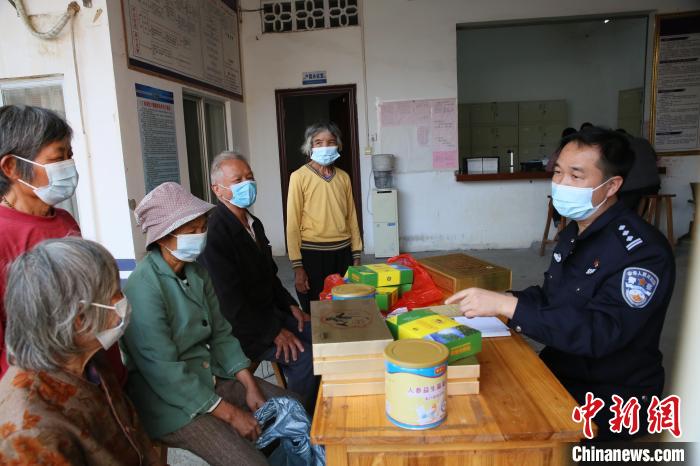 图为民警向老人宣传反诈知识。 广西公安厅供图 图为民警向老人宣传反诈知识。 广西公安厅供图