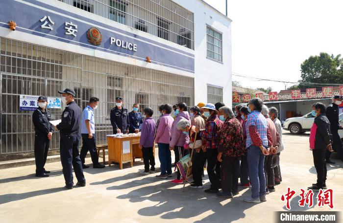 图为向受害老人返还被骗资金。 广西公安厅供图 图为向受害老人返还被骗资金。 广西公安厅供图