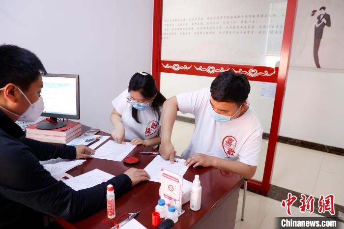 直击京城新人“520”错峰分时领证:简约流程让“爱”温馨且安全