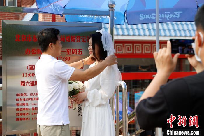 5月20日上午,北京市东城区民政局婚姻登记处的新人。 <a target= 5月20日上午,北京市东城区民政局婚姻登记处的新人。 <a target=