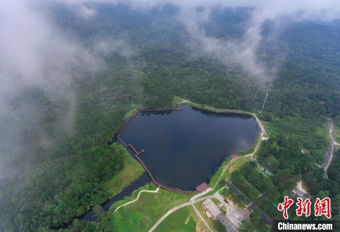 图为2021年9月29日，航拍海南热带雨林国家公园吊罗山片区海拔900米的“天湖”。　骆云飞 摄