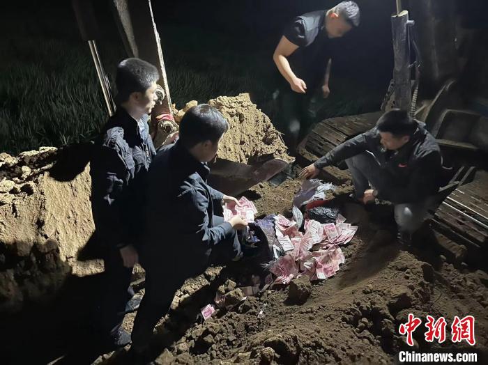 乡村小路下挖出50多万元赃款西安警方破获一起诈骗案