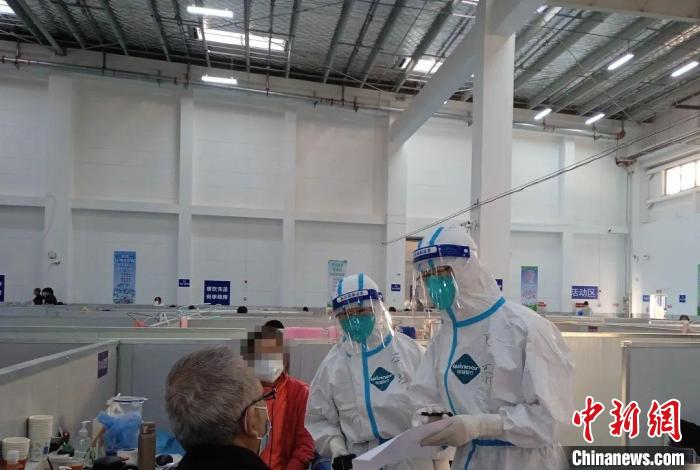 黄虹与队友在工作中。　浙江医院供图