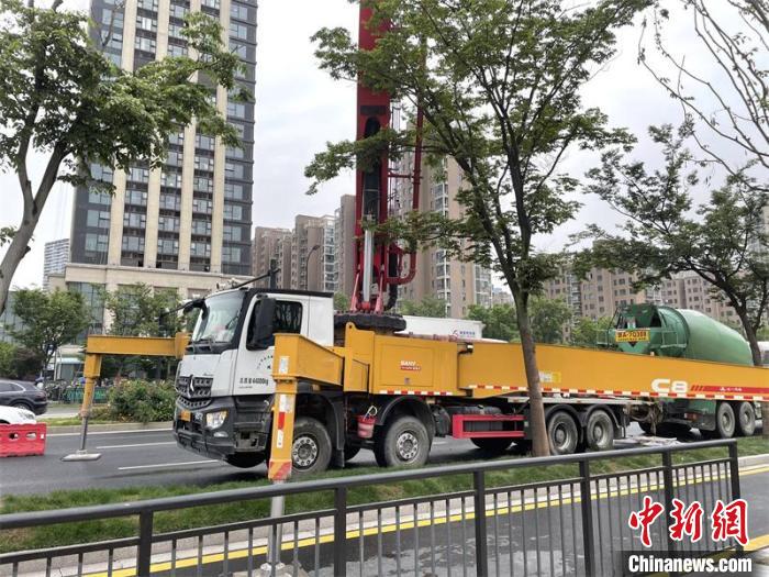金沙湖公园旁停靠的工程车。　崔倩娴 摄