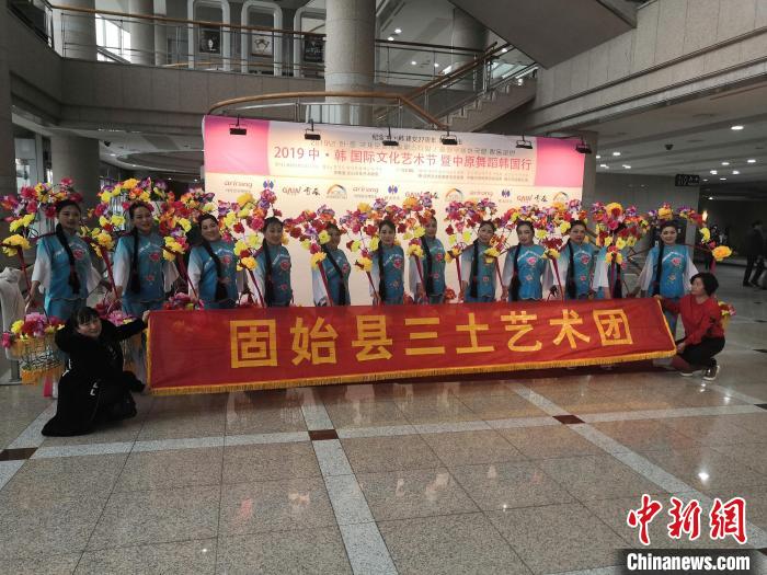 图为赴韩国演出的三土艺术团。 受访者供图 图为赴韩国演出的三土艺术团。 受访者供图