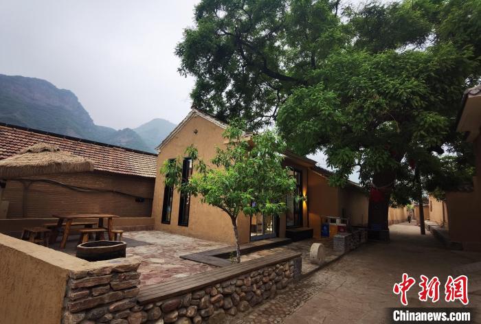 泽城村里的老树咖啡屋。 胡健 摄 泽城村里的老树咖啡屋。 胡健 摄