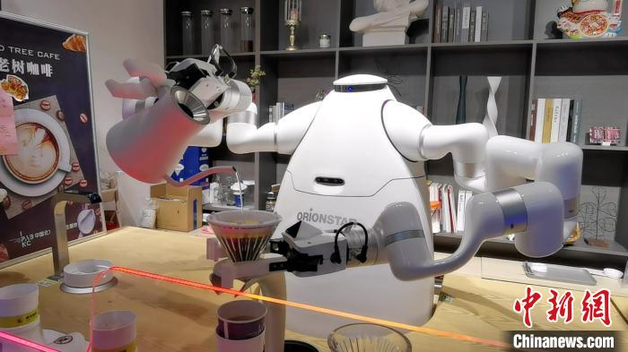 老树咖啡屋里的咖啡机器人。 胡健 摄 老树咖啡屋里的咖啡机器人。 胡健 摄