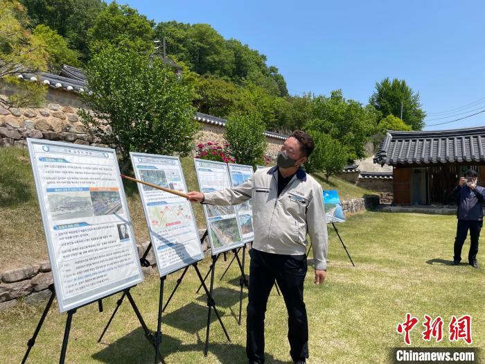 图为工作人员介绍中央线开发计划。　刘旭 摄