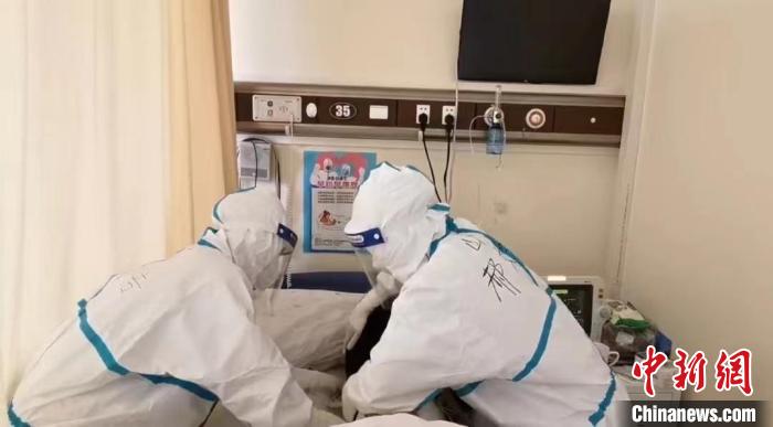 山西医疗队援沪病区108岁老人康复出院