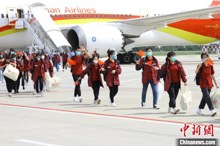 海南援沪医疗队凯旋。 海南航空供图 海南援沪医疗队凯旋。 海南航空供图