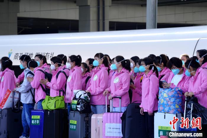 图为援沪医疗队医护人员。 中国铁路西安局集团有限公司供图 图为援沪医疗队医护人员。 中国铁路西安局集团有限公司供图