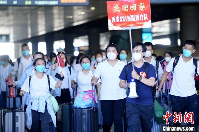 1587名援沪医护人员乘坐高铁专列顺利返陕