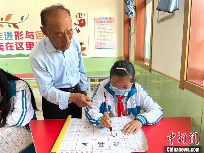 河北海兴县耄耋老人义务教学传承书法文化