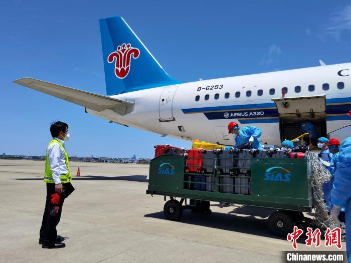 南航上海地服部连夜确认并提前托运行李上千件 南航供图