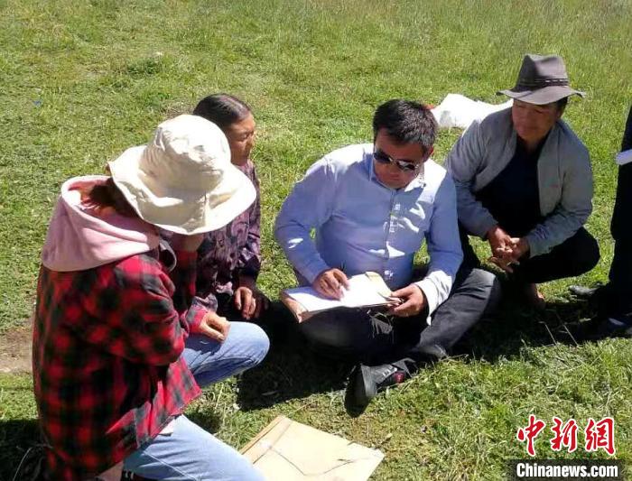 图为秦海榛(右二)入户了解村民生产情况。(资料图) 受访者供图 图为秦海榛(右二)入户了解村民生产情况。(资料图) 受访者供图