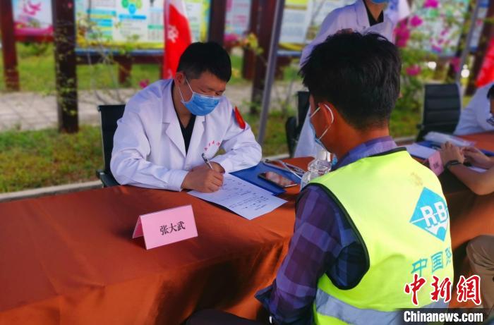 中国援柬中医抗疫医疗队副队长张大武在柬埔寨为中资企业员工义诊。 中国援柬中医抗疫医疗队提供 中国援柬中医抗疫医疗队副队长张大武在柬埔寨为中资企业员工义诊。 中国援柬中医抗疫医疗队提供