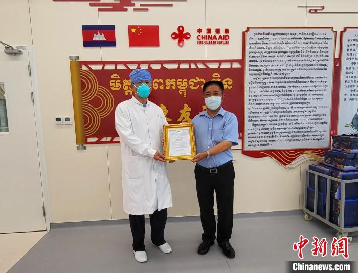 柬埔寨当地患者向张大武医生送上感谢信。 中国援柬中医抗疫医疗队提供 柬埔寨当地患者向张大武医生送上感谢信。 中国援柬中医抗疫医疗队提供