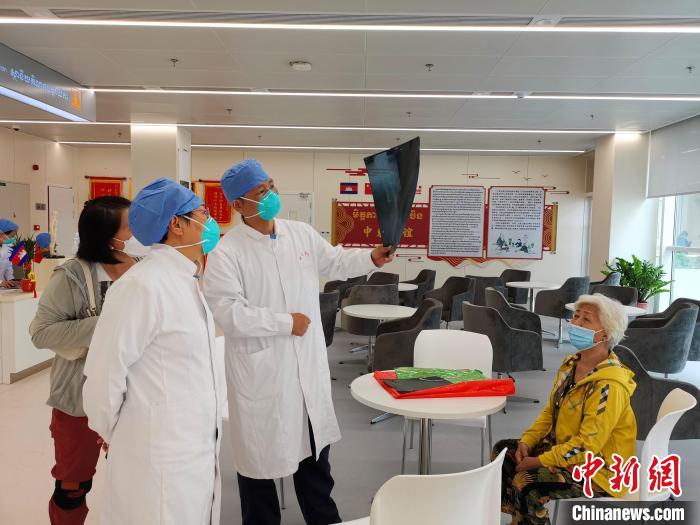 中国援柬中医抗疫医疗队副队长张大武为当地患者诊断病情。 中国援柬中医抗疫医疗队提供 中国援柬中医抗疫医疗队副队长张大武为当地患者诊断病情。 中国援柬中医抗疫医疗队提供