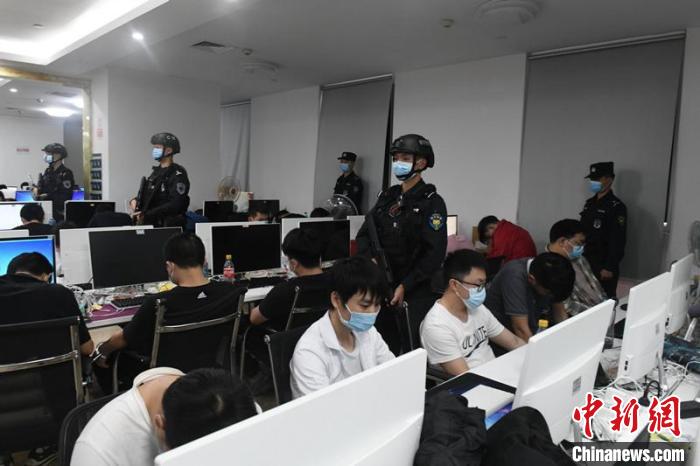 图为警方抓捕现场 林浩 摄 图为警方抓捕现场 林浩 摄