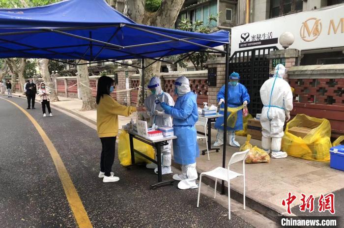 抗疫突击队深入社区街道疫情防控最前线 上海市委统战部供图 抗疫突击队深入社区街道疫情防控最前线 上海市委统战部供图