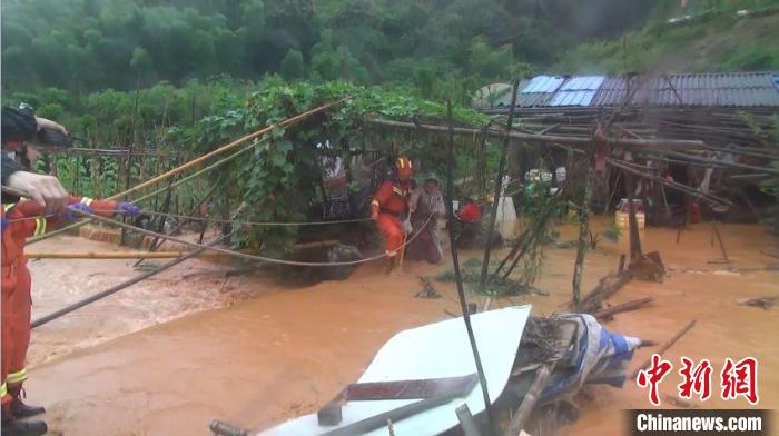 消防员下水施救。 肖水彬 摄 消防员下水施救。 肖水彬 摄