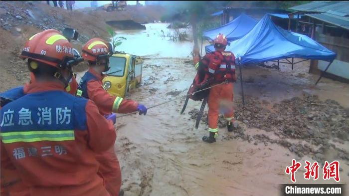 福建三明暴雨致民房被淹消防紧急救援受困4人