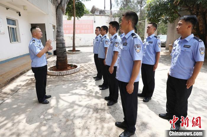 图为梁勇(左一)正在安排日常工作。 开远铁路公安处供图。 图为梁勇(左一)正在安排日常工作。 开远铁路公安处供图。