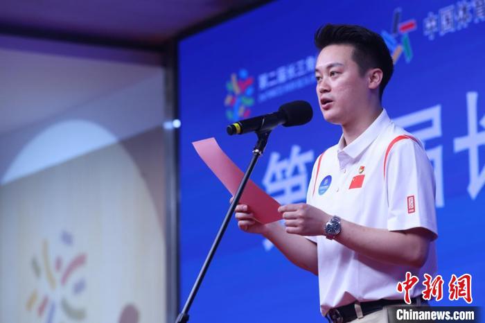 第二届长三角体育节形象大使、奥运冠军陆春龙宣读全民健身倡议书。　泱波 摄