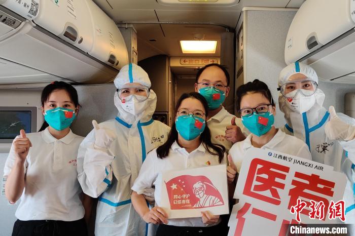 江西航空乘务员自制剪纸，表达对江西省援沪医疗队员的敬意。　江西航空供图