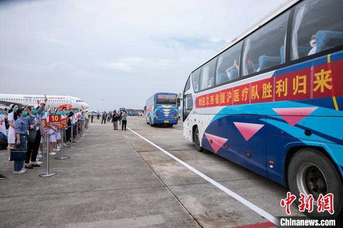 图为江西省援沪医疗队员凯旋返赣。　衷恺 摄