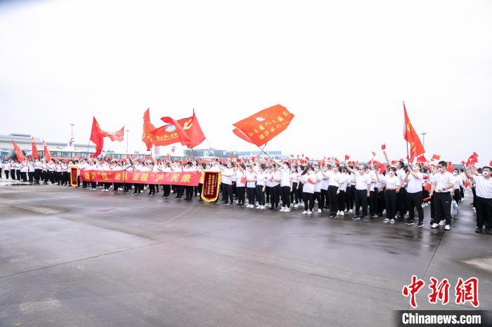 江西省援沪医疗队员圆满完成任务，凯旋返赣。　衷恺 摄