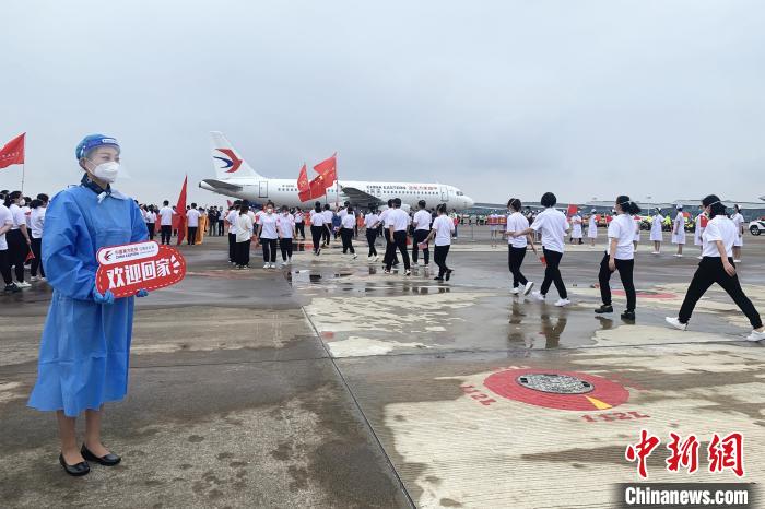 江西省援沪医疗队员圆满完成任务，凯旋返赣。　东航供图