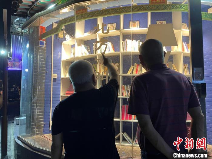 无人值守的24小时书店夜晚灯火通明。　张卓凡 摄