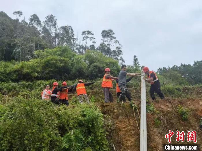图为云南移动工作人员开展通信抢险工作。 云南移动 供图 图为云南移动工作人员开展通信抢险工作。 云南移动 供图