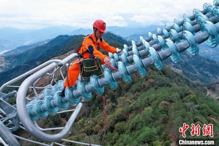 检修人员在±800千伏雅湖线0102号塔进行绝缘子零值测试。　吴文江 摄