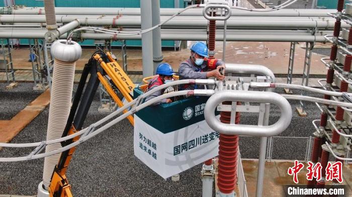 参检人员正在±800千伏雅砻江换流站交流滤波器场主通流回路检测。　王娇 摄