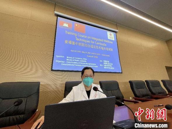 苏博在当地讲课。　专家组提供
