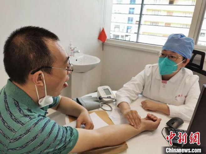 苏博副主任医师为患者诊疗。　专家组提供