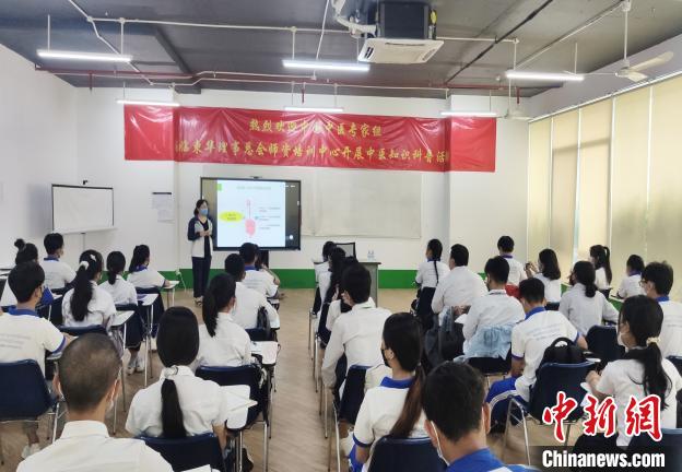 苏博在当地科普中医药知识。　专家组提供