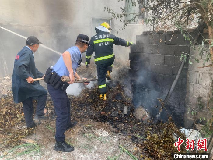 葛恒在火场灭火。　宿迁警方供图