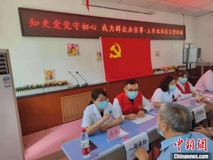 山东大学第二医院神经内科主任医师王允，2020年9月至2022年3月派驻新疆医科大学第二附属医院。　受访者供图